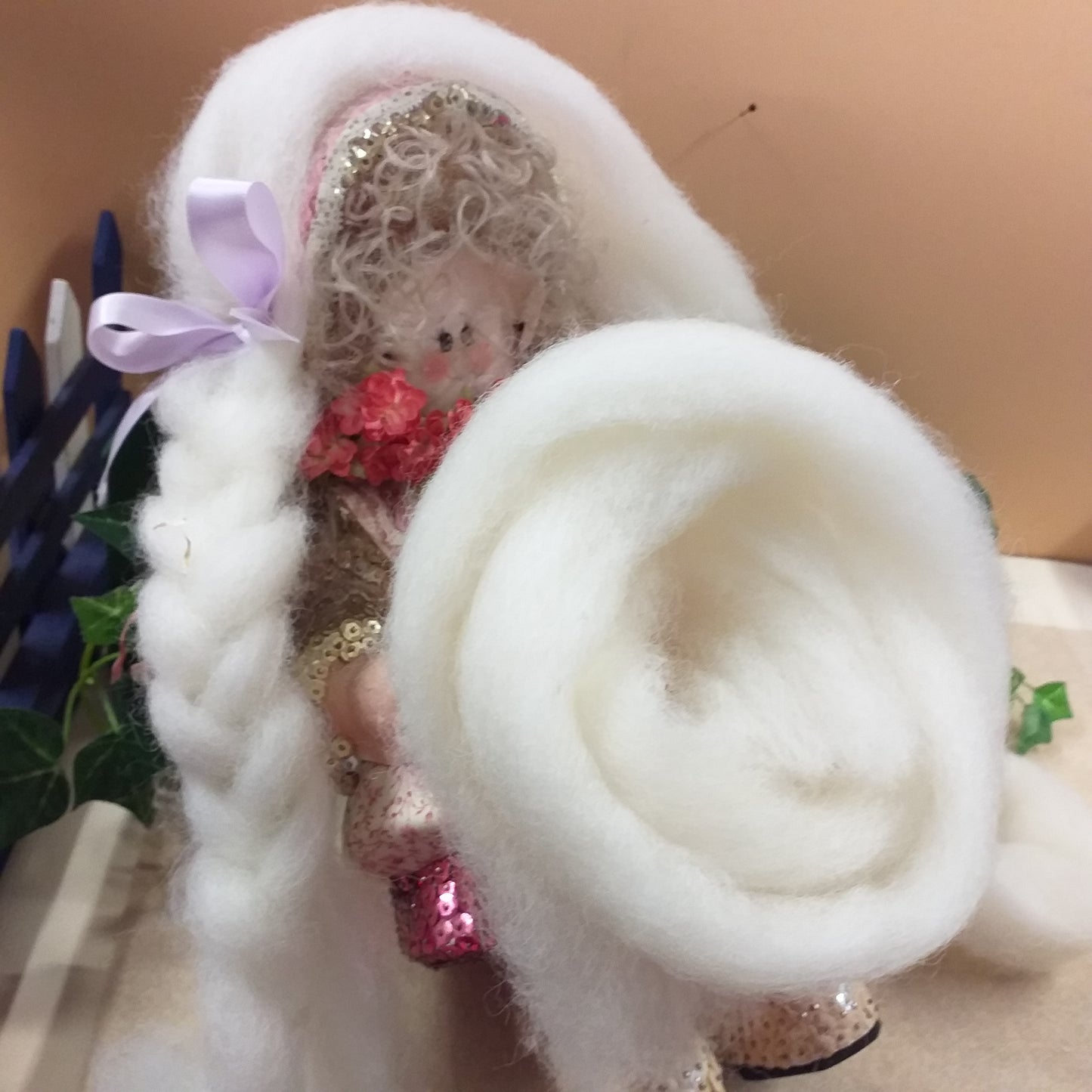 bianco latte colori lana fili sottili cardata pettinata uso capelli di bambole di stoffa pezza barba gnomi Natale folletti bosco parrucca acconciatura fate della neve angeli angioletti