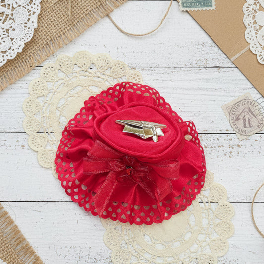 forma cappellino applicazione tocco di plastica dorata sacchetti rossi portaconfetti laurea fai da te bomboniere e confettata