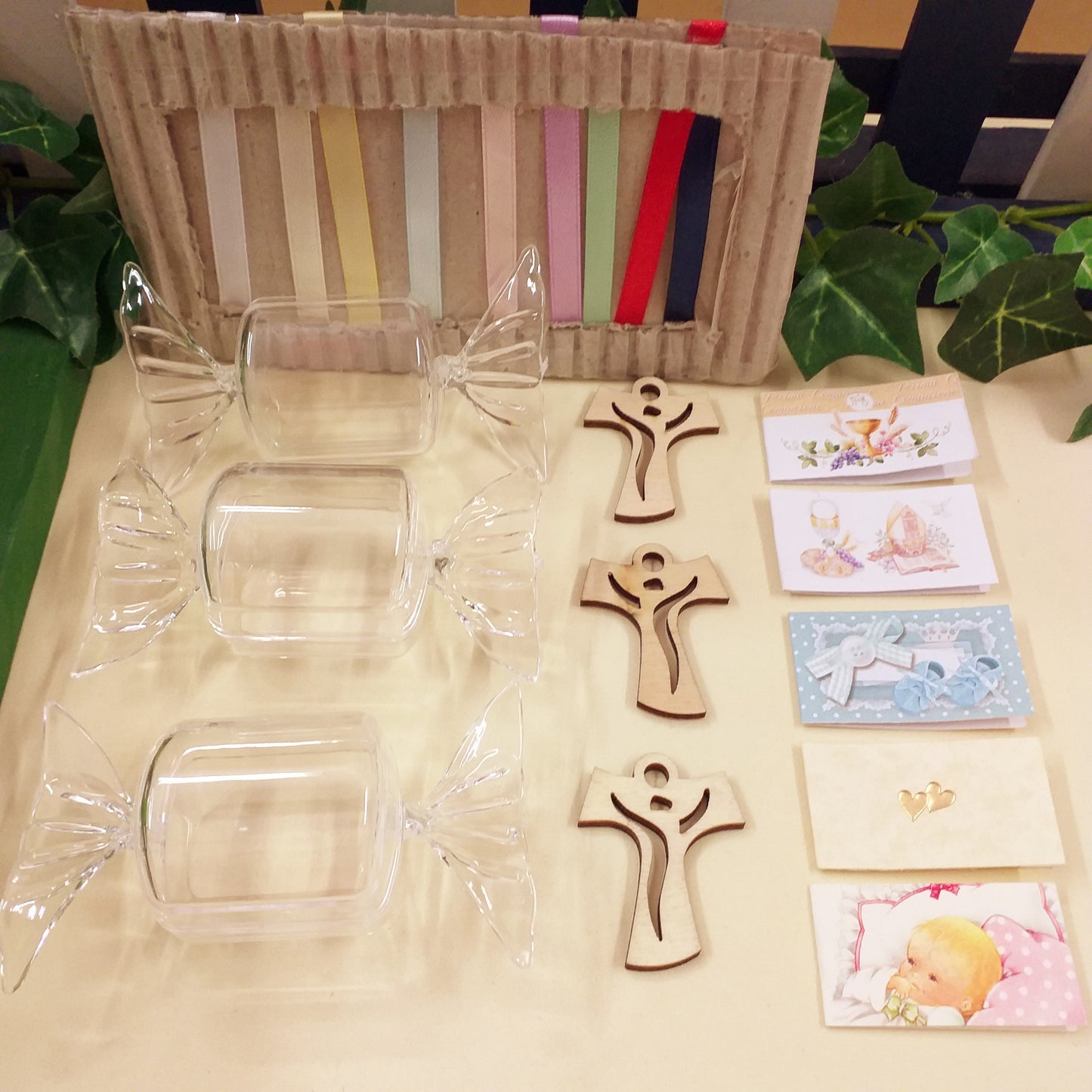 kit fai da te caramella bomboniera sacra religiosa portaconfetti confezionata per Prima Comunione Santa Cresima con nastrini pesca bianchi bigliettino simboli calice ciondolo Tau Croce legno francescana