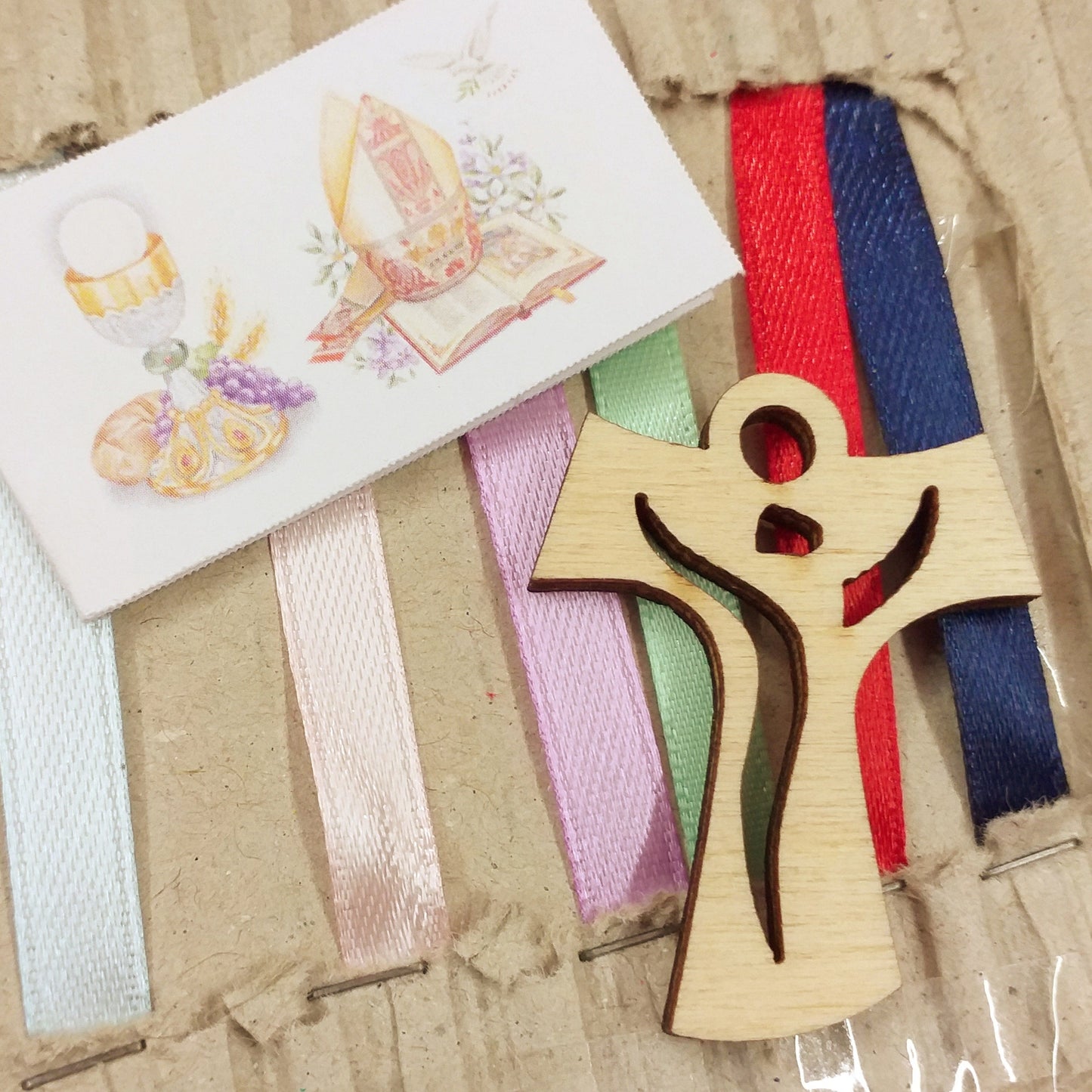 kit fai da te bomboniera sacra religiosa da confezionare per Prima Comunione Santa Cresima con nastrini pesca bianchi bigliettino simboli calice ciondolo Tau Croce legno francescana