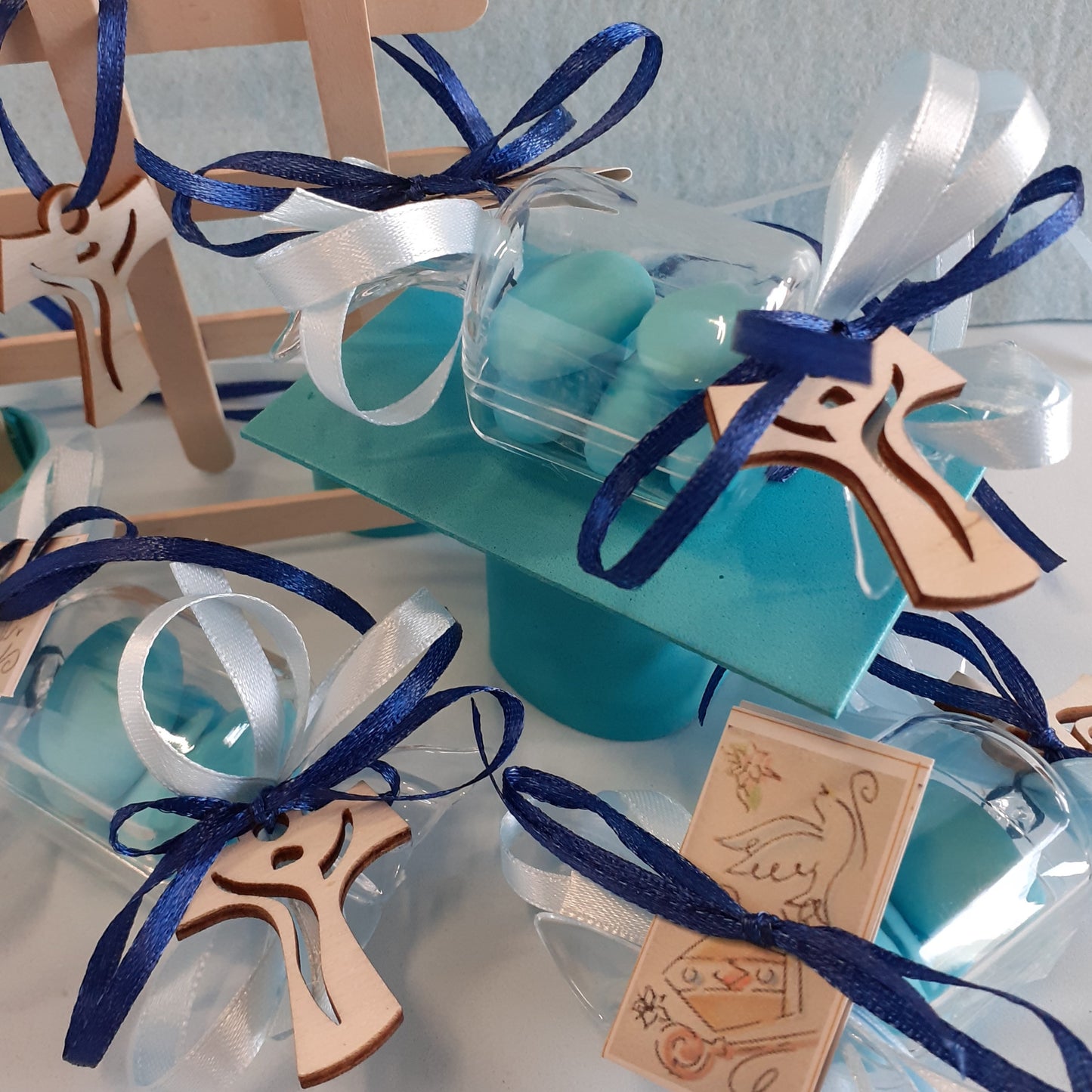 bomboniere caramelle comunione e cresima Croce Tau legno francescana bianco e blu