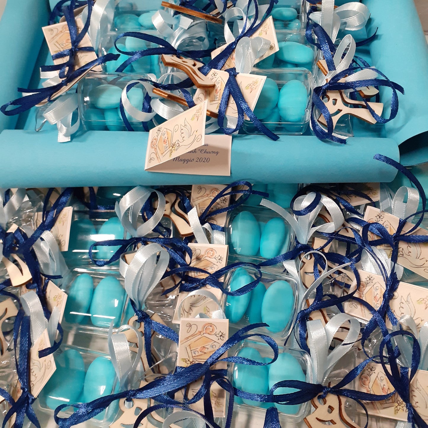 confettata bomboniere comunione e cresima ciondolo croce tau legno francescana religiose sacre bianco blu Celeste