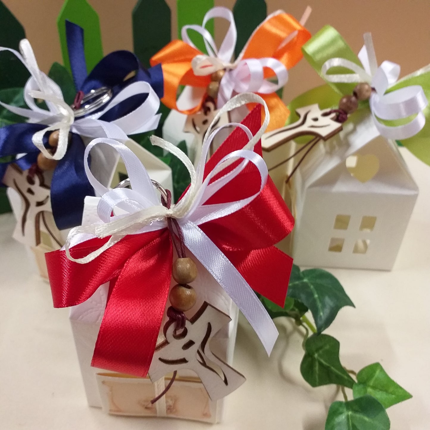 Santo Giorno Comunione Cresima simboli per confezione casetta bianca colori assortiti personalizzati con confetti bomboniere Croce legno francescana Gesù Crocifisso portachiavi Tau idea regalo a maestre catechiste ricordini pensierini