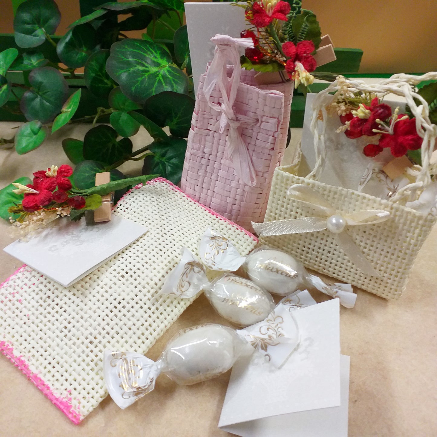 kit fai da te miniature di cestini piccoli mini per confezionamento confetti Twist Maxtris incartati 1 ad 1 ciocomandorla tipo caramelle packaging portaconfetti con bigliettino cestino fiori mollettina clip legno bouquet fiorellini rossi