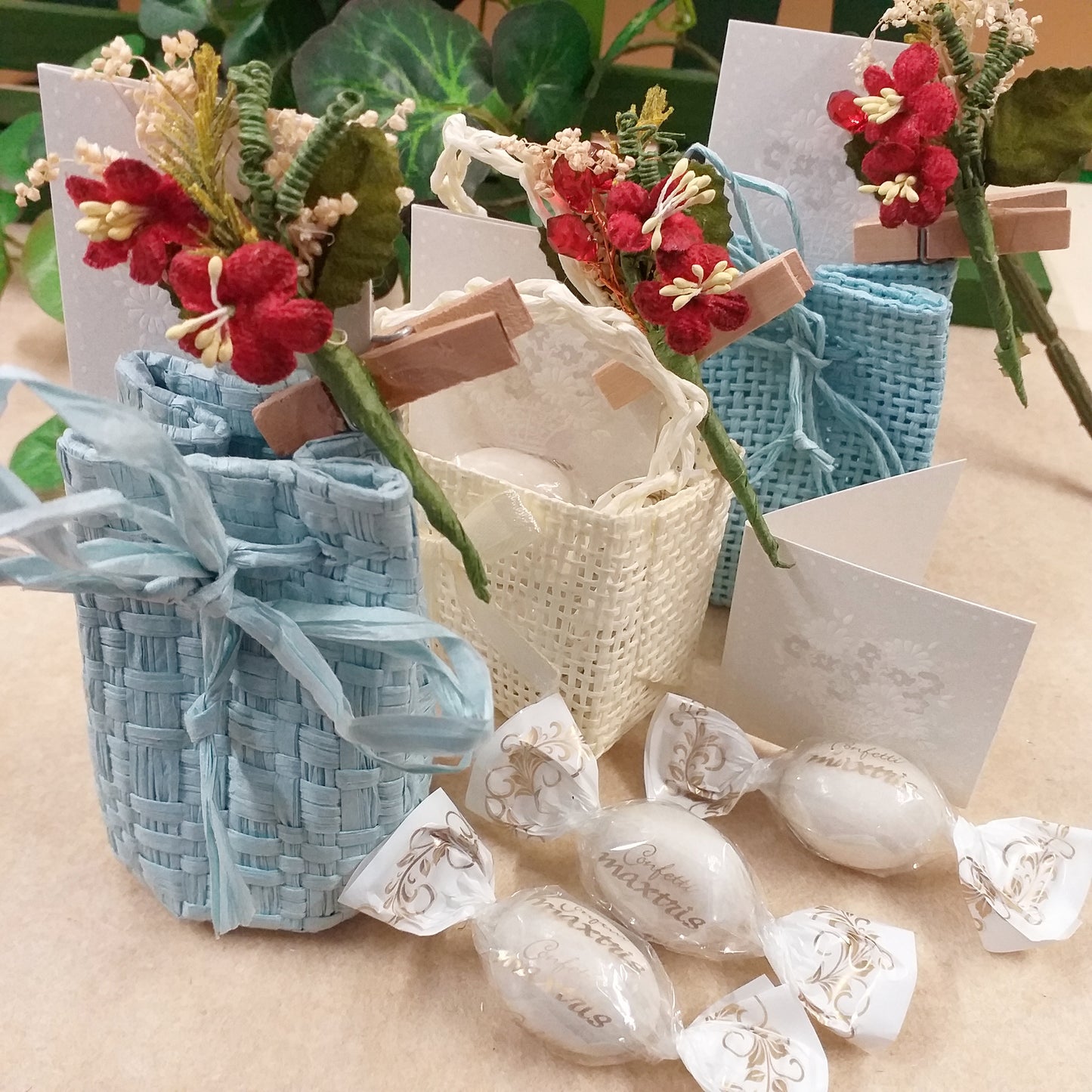 miniature di cestini misti modelli zainetto sportina shopper piccoli mini per confezionamento confetti Twist Maxtris incartati 1 ad 1 ciocomandorla tipo caramelle packaging portaconfetti pronti o fai da te con bigliettino cestino fiori mollettina clip legno bouquet fiorellini rossi