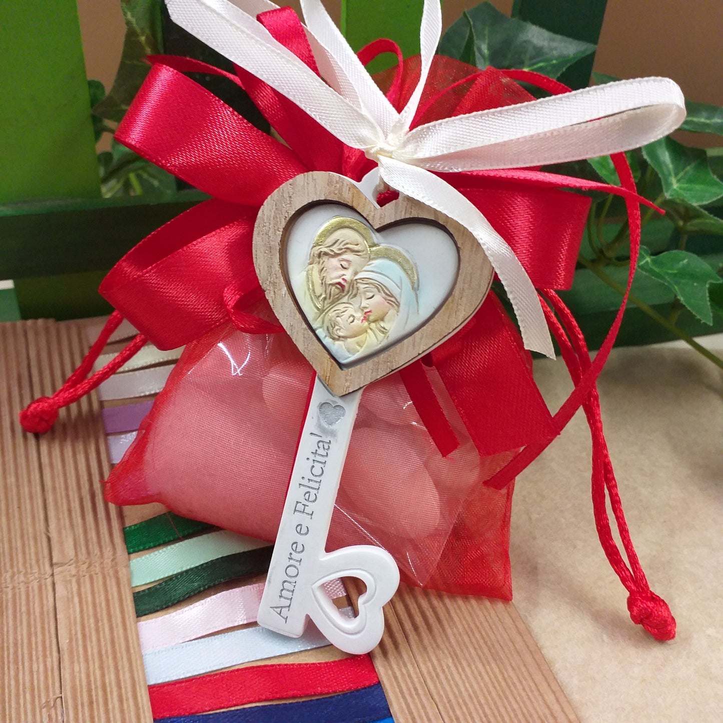 colore rosso scritta frasi Amore e Felicità su oggettino in packaging sacchetto confezionato confetti bigliettino bomboniera Prima Comunione Santa Cresima Battesimo matrimonio icona Sacra Santa famiglia chiave ricordino religioso