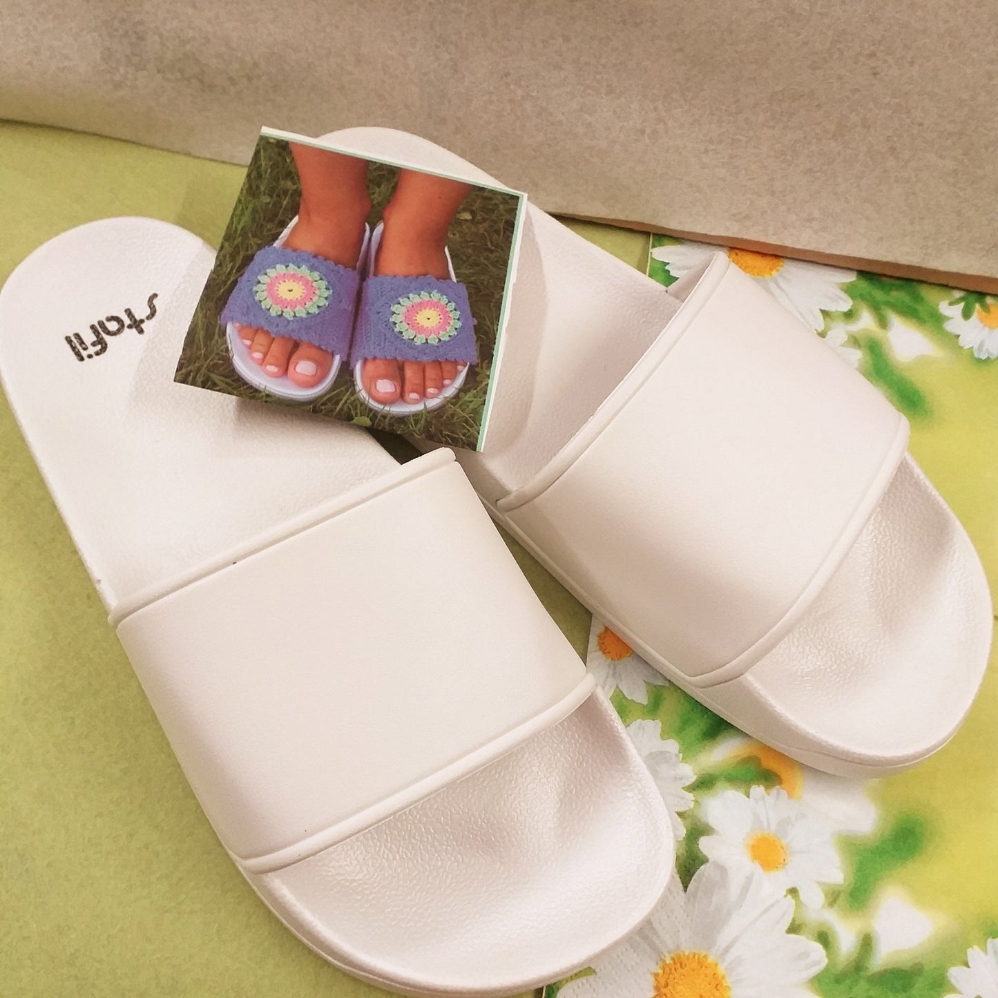 ciabatte estive bianche plastica similpelle uso decorare con lustrini paillettes perline mattonelle granny uncinetto per mare spiaggia piscina