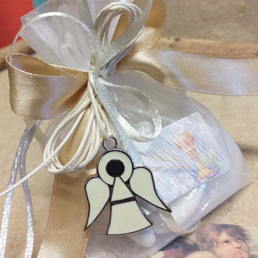 sacchetto bianco confezionato confetti ciondolo metallo argento smalto panna collanina angeli bomboniere Battesimo Comunione Cresima charms angioletti stilizzati