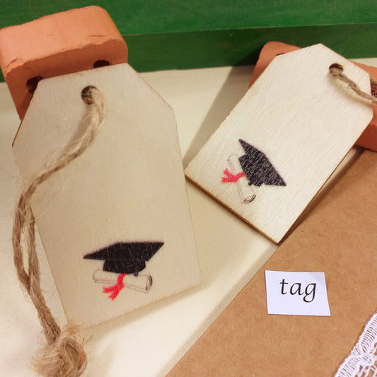 tag rettangolare con pergamena nastrino tocco cappello laurea stampato colorato piastrine legnetti applicazioni come decorazione fai da te bomboniera ciondolo di legno naturale spago