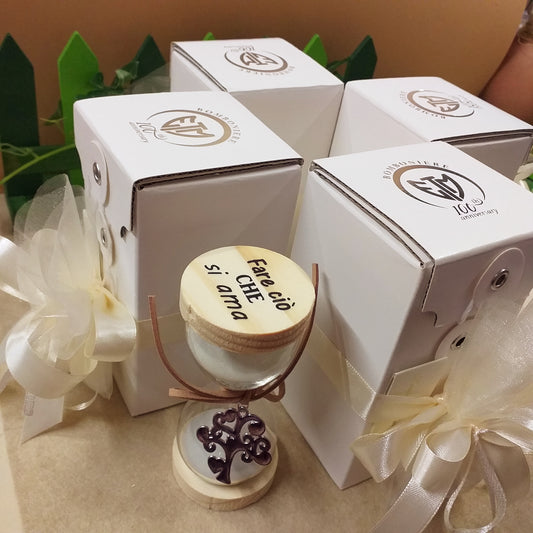Colore panna avorio oggettistica da regalo e bomboniera uso confezionamento confetti clessidra vetro legno frasi stampate con scatola bianca packaging confezionare tulle nastro bigliettino prima comunione bambino maschietto