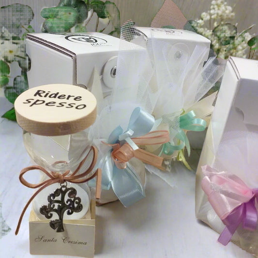 Comunione cresima oggettistica da regalo e bomboniera uso confezionamento confetti clessidra vetro legno frasi stampate con scatola bianca packaging confezionare fai da te colori pastello azzurro pesca verdino rosa lilla