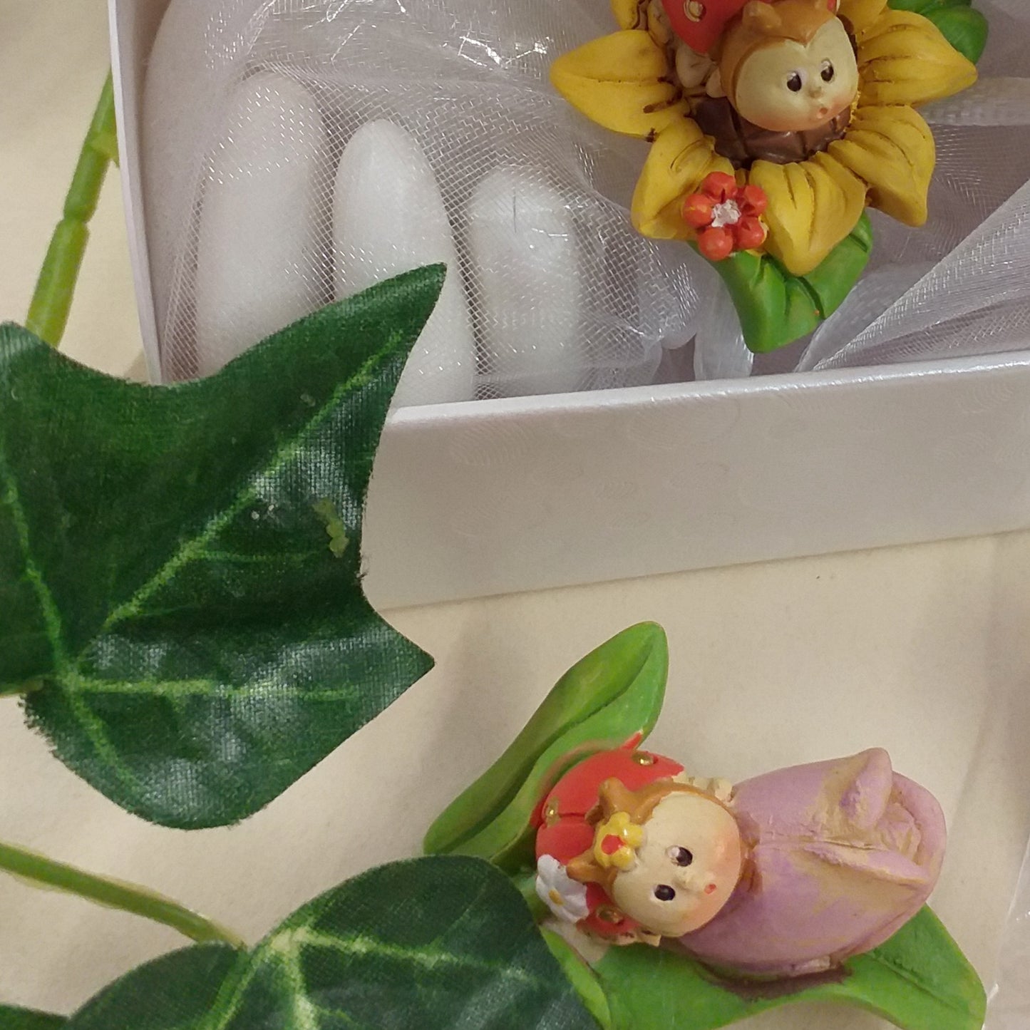 coccinelle portafortuna oggettini su fiore effetto-ceramica bomboniere fai da te e confezionate confetti Battesimo matrimonio laurea comunione con scatoline scrigno cofanetto bianco