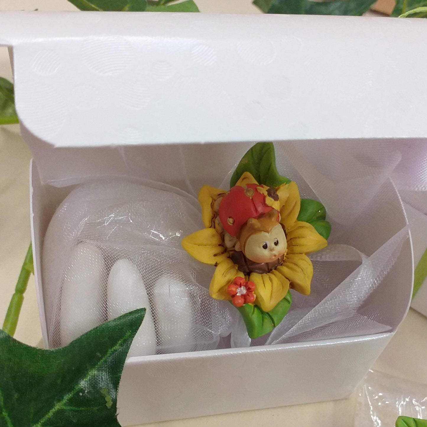 coccinelle portafortuna oggettini su fiore effetto-ceramica bomboniere fai da te e confezionate confetti Battesimo matrimonio laurea comunione con scatoline scrigno cofanetto bianco