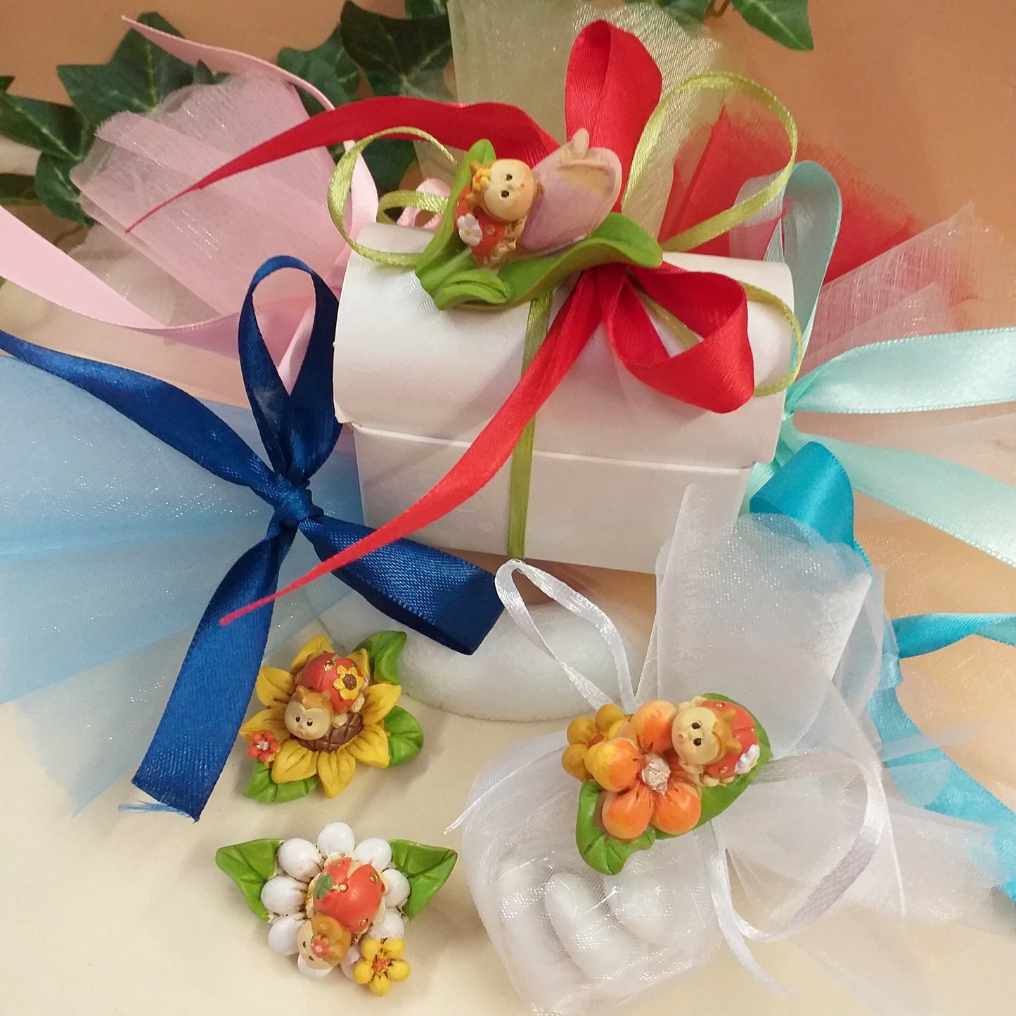 scelta confezionamento tulle coccinelle portafortuna oggettini su fiore effetto-ceramica bomboniere fai da te e confezionate confetti Battesimo matrimonio laurea comunione con scatoline scrigno cofanetto bianco nastrini colorati