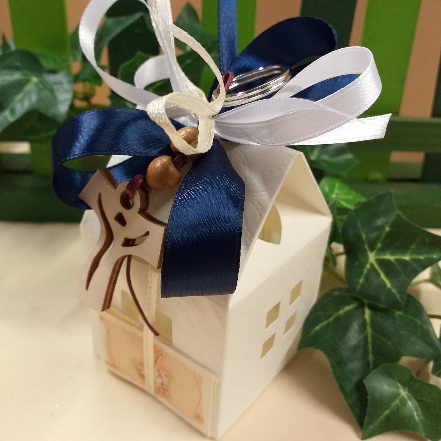 confettata scatoline casetta chiesetta bomboniere Prima Comunione Santa Cresima portachiavi Croce tau legno personalizzate blu confezionate confetti uso ricordini sacri religiosi maestre catechiste