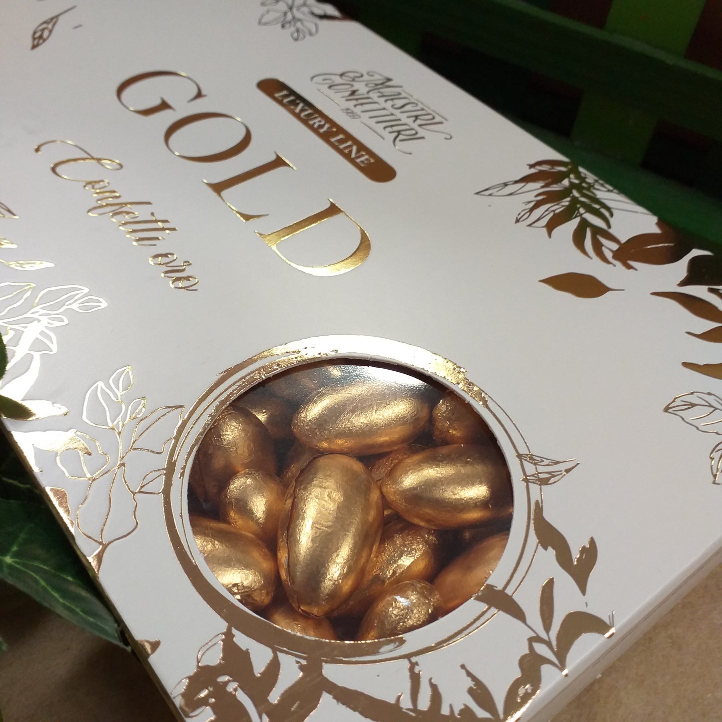 negozio confetti oro incartati vendita scatola mezzo chilogrammo mandorla Maxtris maestri Confettieri luxury line gold anniversario matrimonio 50 anni nozze uso confettata fai da te confezionamento bomboniere