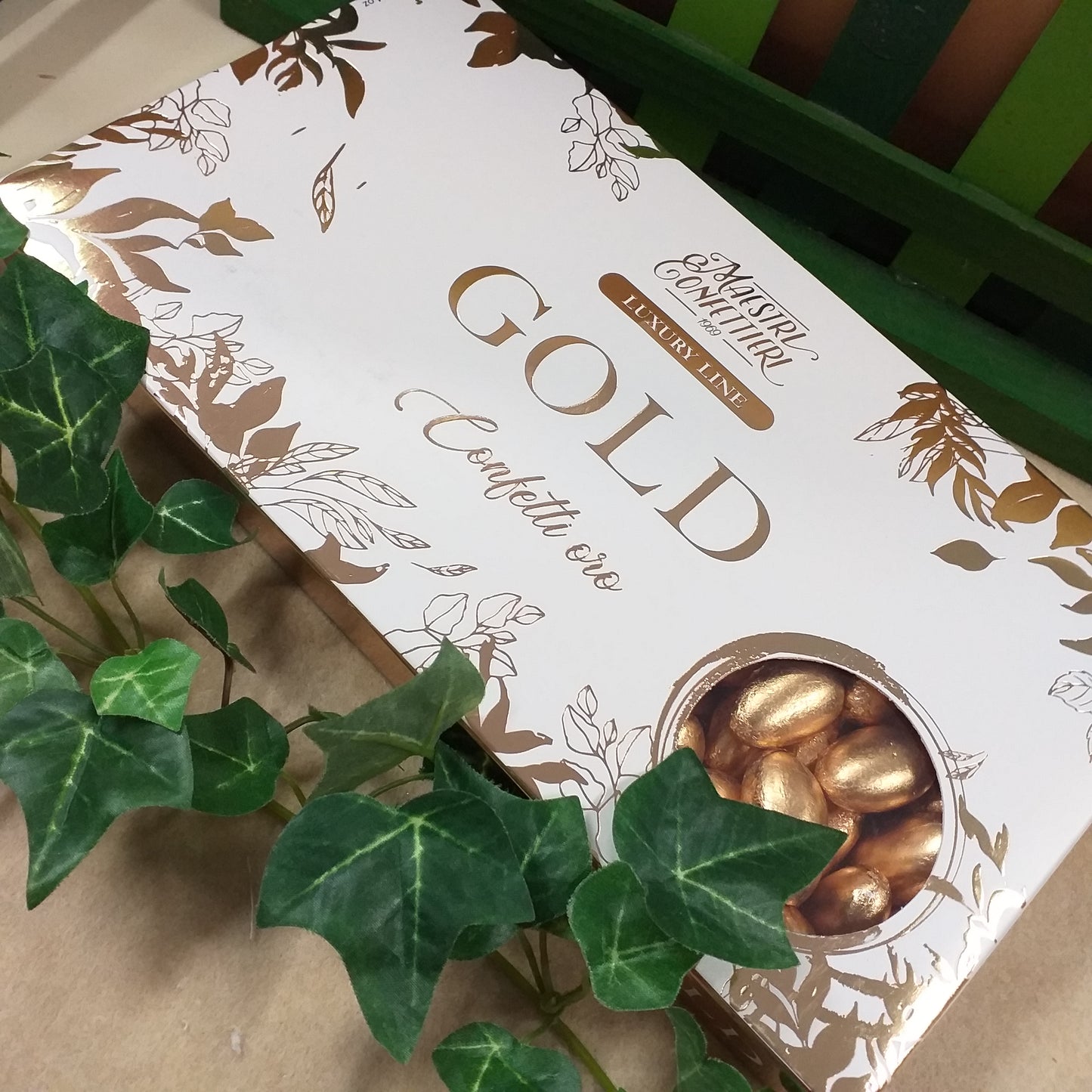 packaging confetti oro incartati vendita scatola mezzo chilogrammo mandorla Maxtris maestri Confettieri luxury line gold anniversario matrimonio 50 anni nozze uso confettata fai da te confezionamento bomboniere