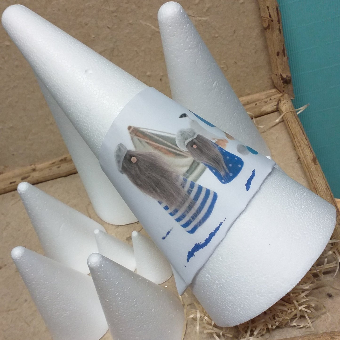 negozio tutte le misure piccoli grandi alberi polistirolo forma coni pini natale basi uso craft fai da te alberelli abete gnomi natalizi bambole feltro pannolenci folletti del bosco pupazzi