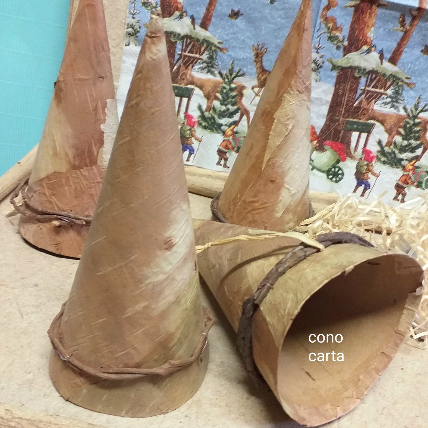 coni carta corteccia cornucopia uso fai da te addobbi natalizi composizioni floreali decorazioni vetrinistica natale gnomi del bosco country folletti della neve elfi