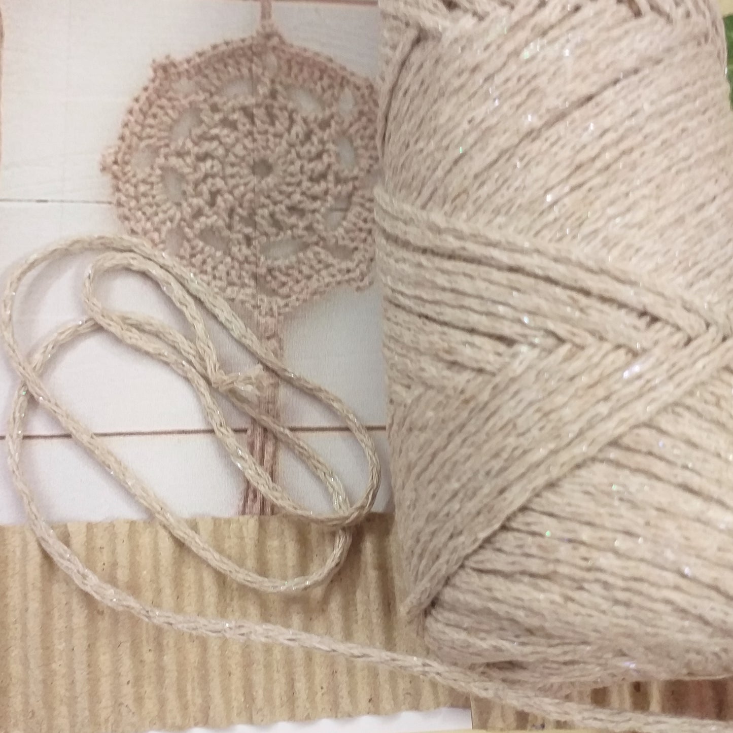 lavorazione mattonella presina beige cammello corda macramè lurex cordoncino filato cotone uncinetto maglia con filo glitterato uso addobbi decorazioni palline sfere albero Natale fai da te tessitura nodi intrecci