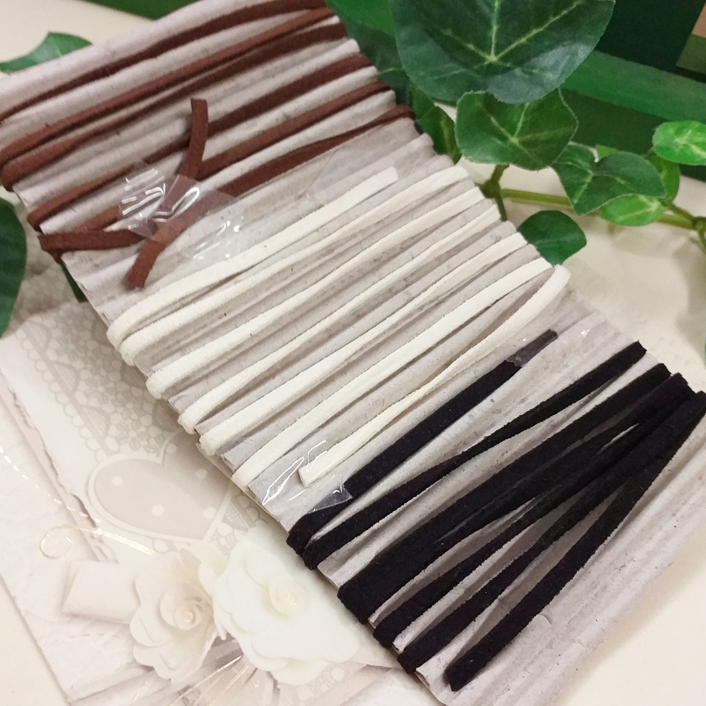 bianco marrone nero stringhe cinghie cordino piatto effetto camoscio lacci di piattina collane bracciali fai da te bigiotteria uso gioielleria di perle e perline