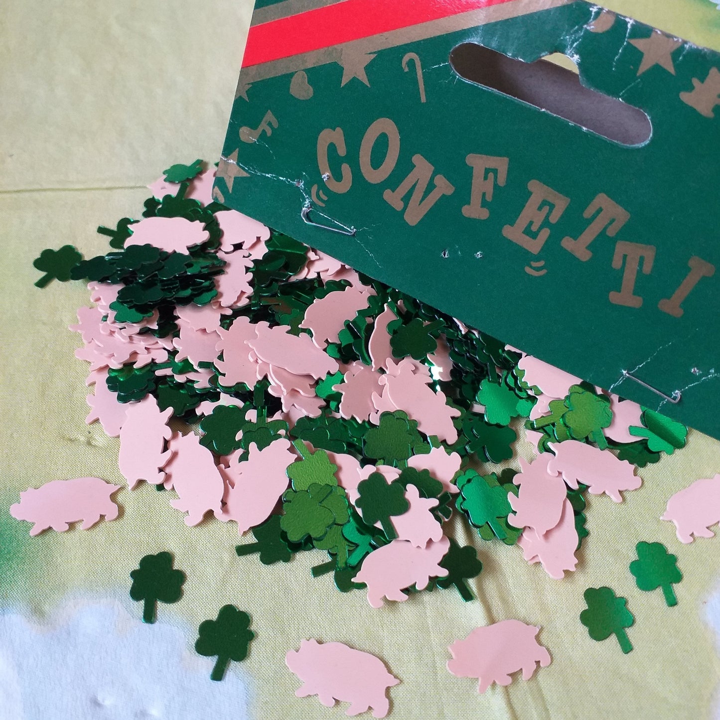 coriandoli decorazioni tavola festa Capodanno Natale portafortuna quadrifoglio maialino paillettes senza foro confetti da spargere