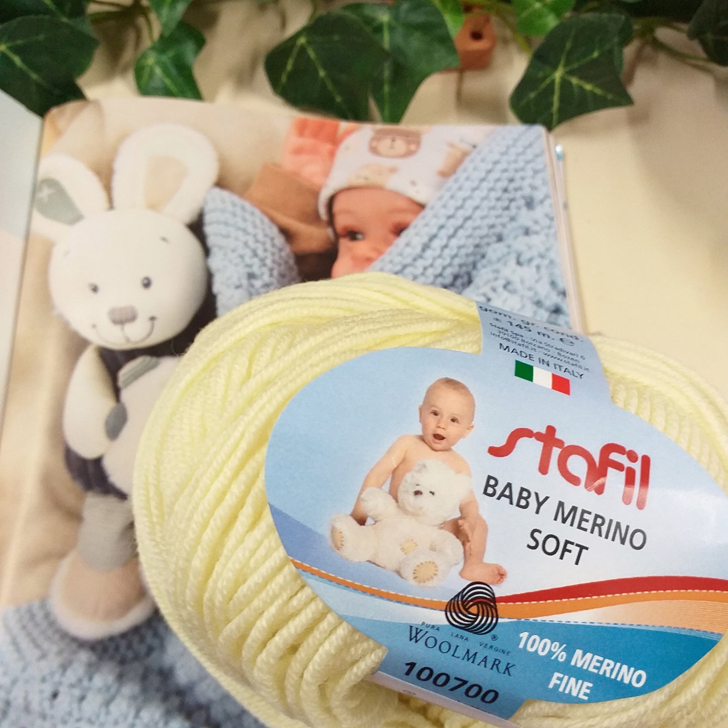 pupazzo e copertina celeste lana colore giallino kit libretto manuale con filato anallergico baby soft Merino idee modelli principianti istruzioni schemi foto tutorial corredino bebè taglie 0-12 mesi spunti berretto cuffia pullover neonato bimbo