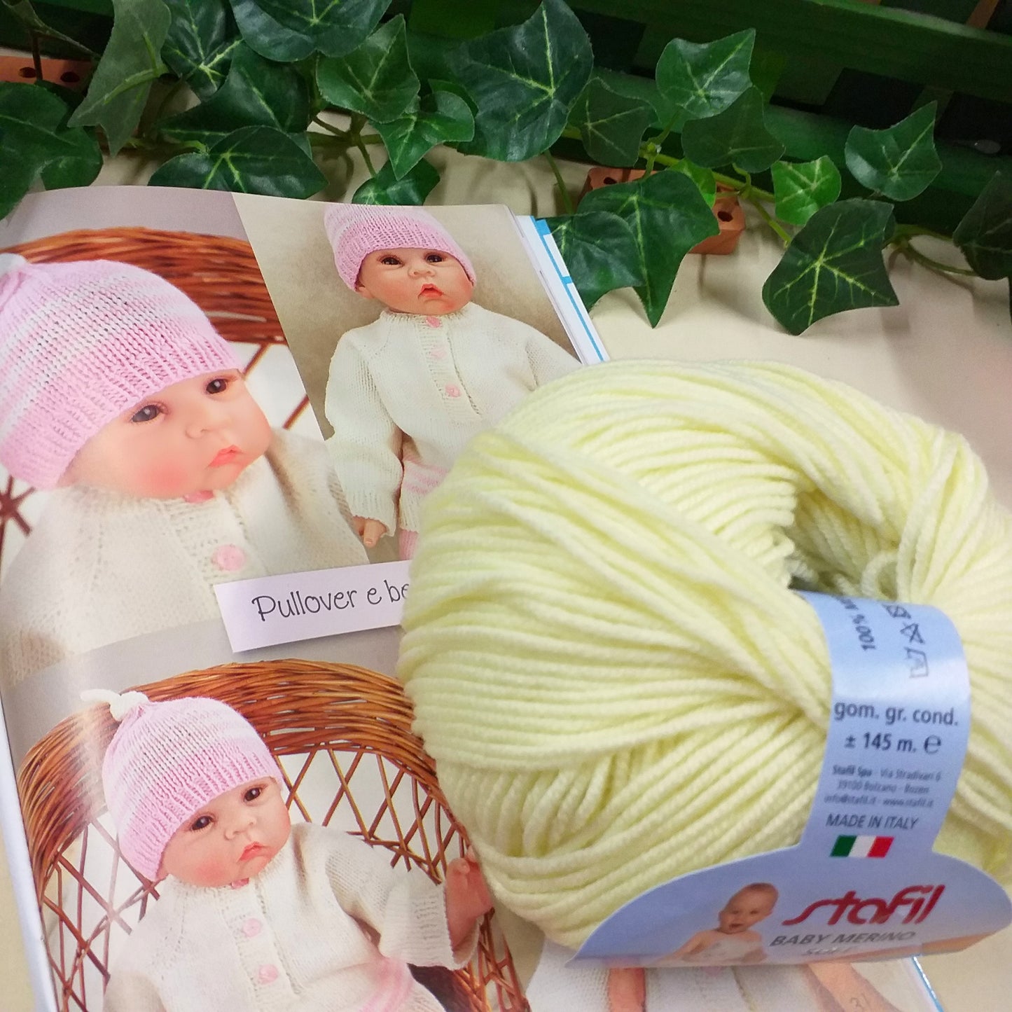 colore giallino kit libretto manuale con filato anallergico lana baby soft Merino idee modelli principianti istruzioni schemi foto tutorial corredino bebè taglie 0-12 mesi spunti berretto cuffia pullover neonata bimba