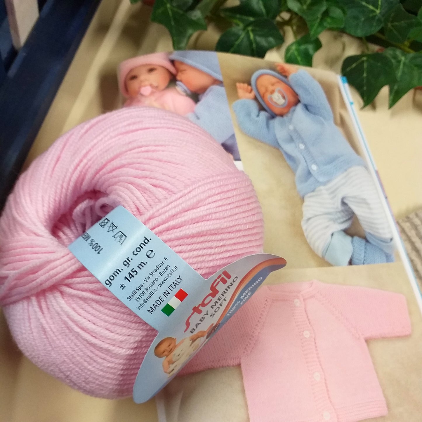 rosa kit libretto manuale con filato anallergico lana baby soft Merino idee modelli principianti istruzioni schemi foto tutorial corredino bebè taglie 0-12 mesi spunti berretto cuffia pullover neonata bimba