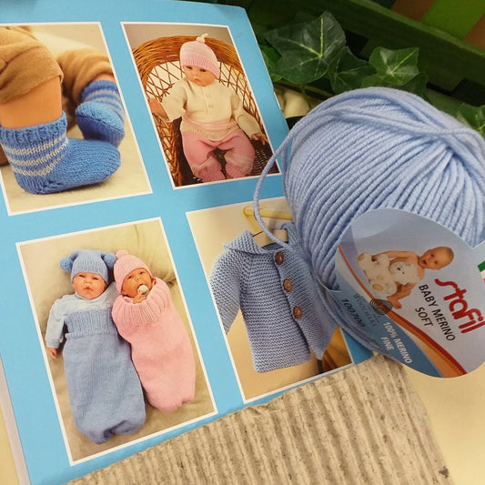 colore celeste bimbo azzurro kit libretto manuale con filato anallergico lana baby soft Merino idee modelli principianti istruzioni schemi foto tutorial corredino bebè neonato taglie 0-12 mesi spunti copertine golfino giacca pullover scarpine