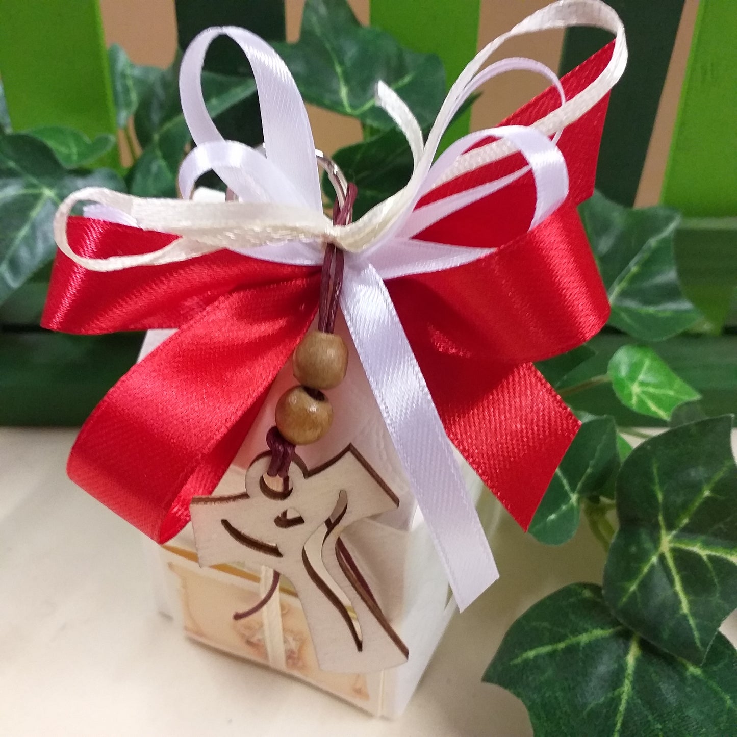 scatolina casetta Comunione Cresima con portachiavi Croce legno Tau francescano confezionata confetti colori rosso bianco bigliettino simboli ricordini sacri religiosi pensierini segnaposto e regalini maestre catechiste