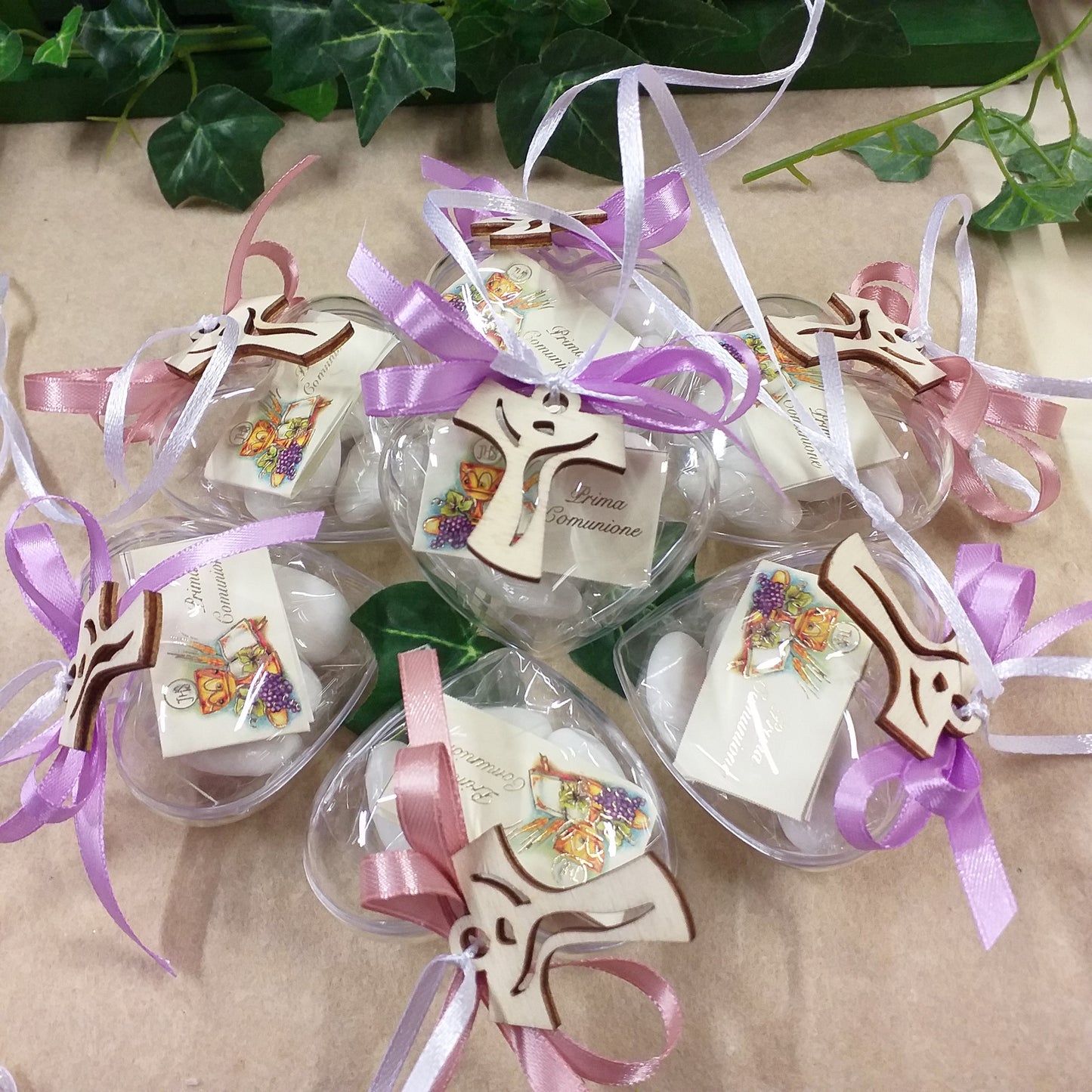Bianco rosa lilla cuore ciondolo legno Croce Tau sacra francescana confezione confetti bianchi bomboniere Comunione cuoricini Cresima scatoline