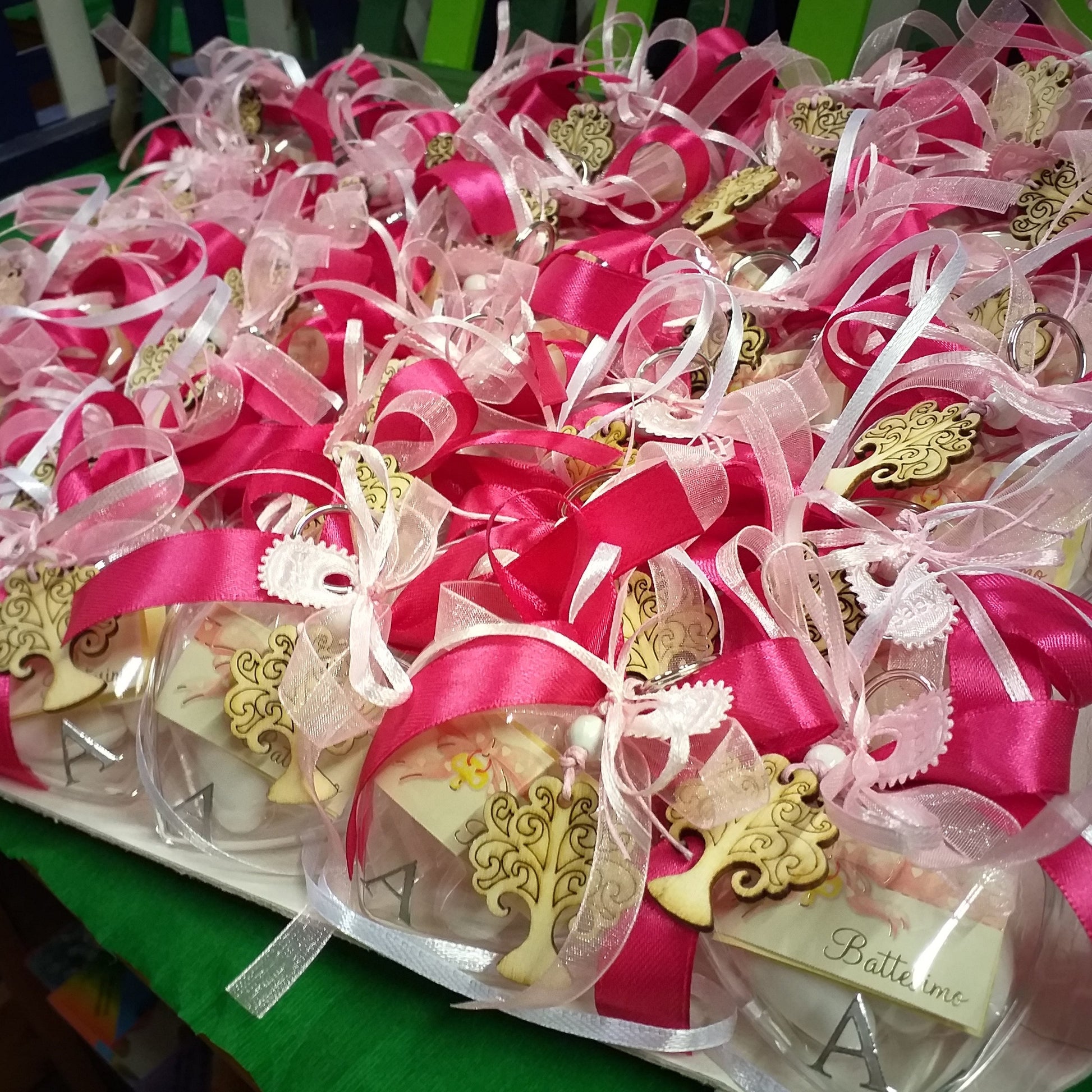 allestimento di scatoline bomboniere cuori portachiavi albero della vita ciondolo legno confezione 3 confetti coccarda bimba bigliettino Battesimo letterina sticker iniziale bavaglina