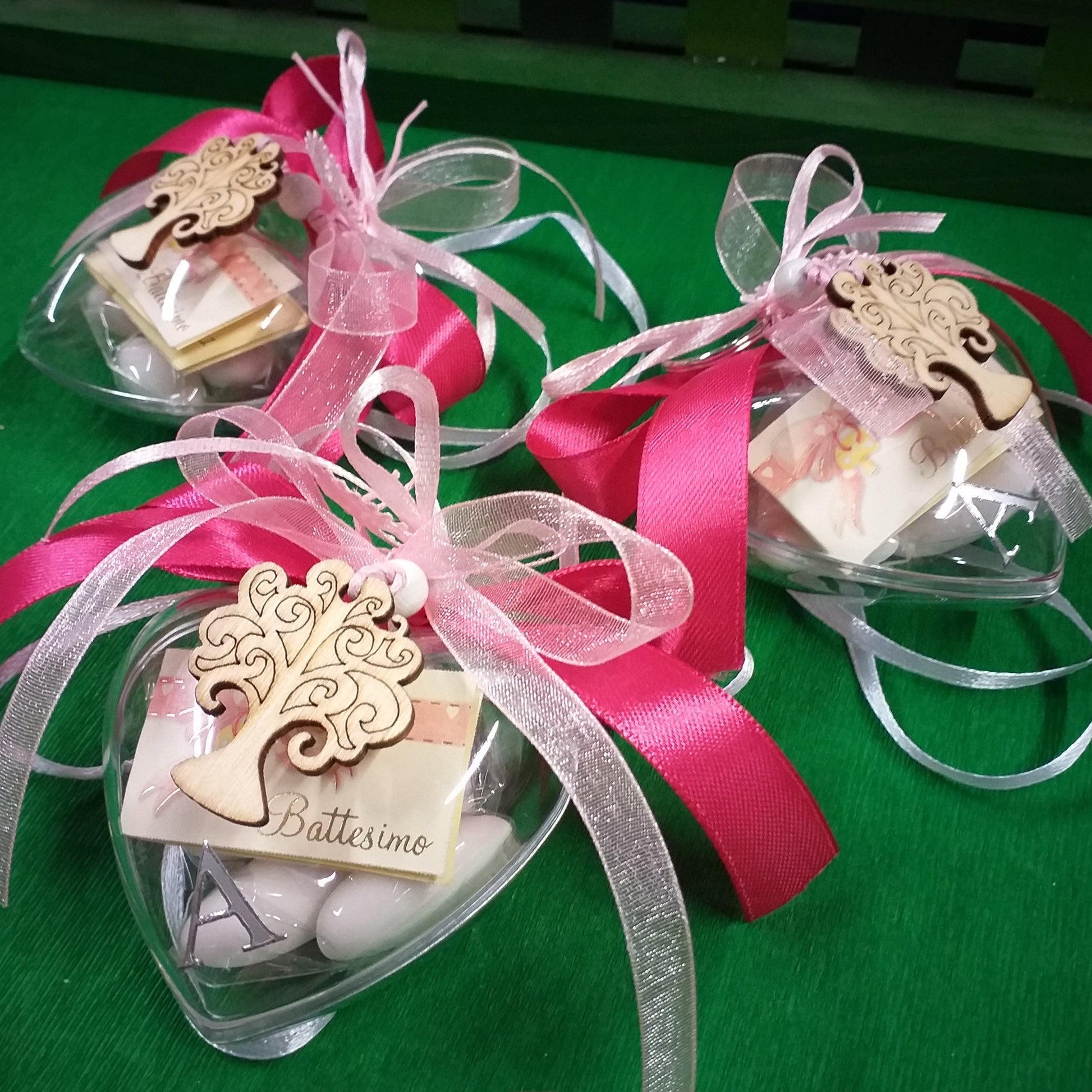 confettata con scatoline bomboniere cuori portachiavi albero della vita ciondolo legno confezione 3 confetti coccarda bimba bigliettino Battesimo letterina sticker iniziale bavaglina