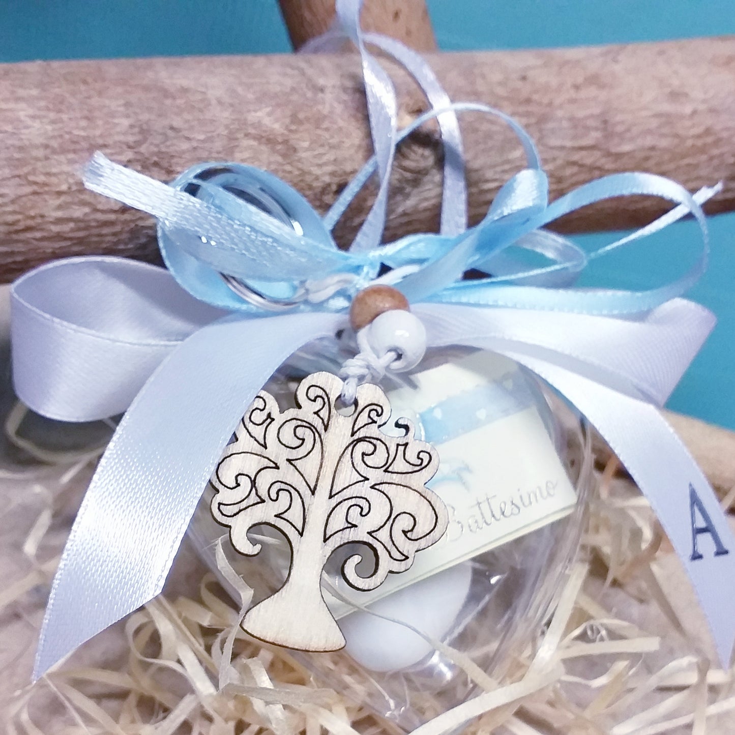 Scatolina cuore plastica plexiglass bomboniera battesimo bambino maschietto bianco celeste confezionato confetti bigliettino personalizzato sticker letterina iniziale portachiavi albero vita legno cordino perline artigianale