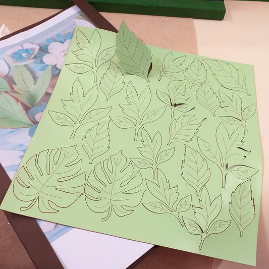 foglioline verde pistacchio complementi per fiori e fiorellini ecopelle nappa ecologica simil-pelle Renkalik colori fustellati scampoli per composizioni floreali pasquali primavera uso bomboniere matrimonio centrotavola packaging vetrinistica segnaposto