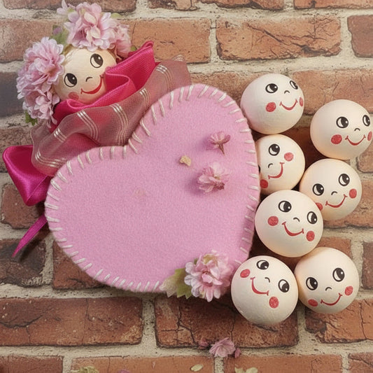 idea bambolina pigottina pannolenci feltro rosa tessuto stoffa da creare con faccina viso stampato disegnato dipinto su ovatta pressata capelli di fiori