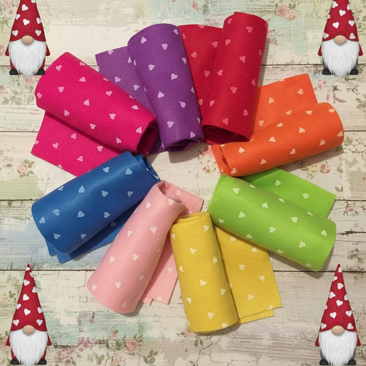 tessuto feltro pannolenci stampato colorato fantasia cuoricini negozio online per lavoretti natale pasquali san valentino festa mamma giostrine bambini stoffa da hobbistica