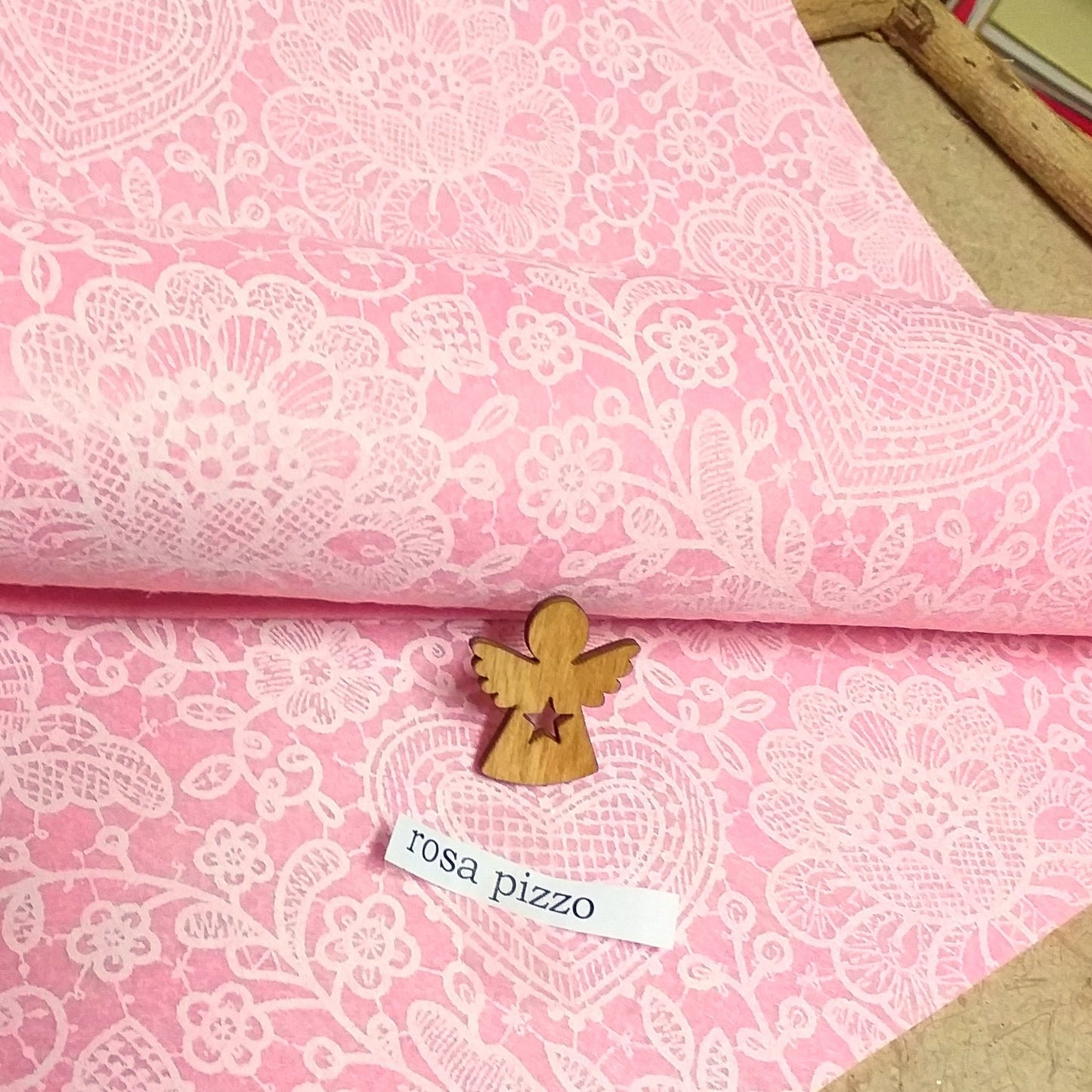 rosa bianco pannolenci morbido feltro stampato disegnato pizzo shabby fantasia fiori cuori per lavoretti fuoriporta fiocchi nascita bambine coccarde addobbi natalizi decorazioni pasquali vetrinistica bomboniere
