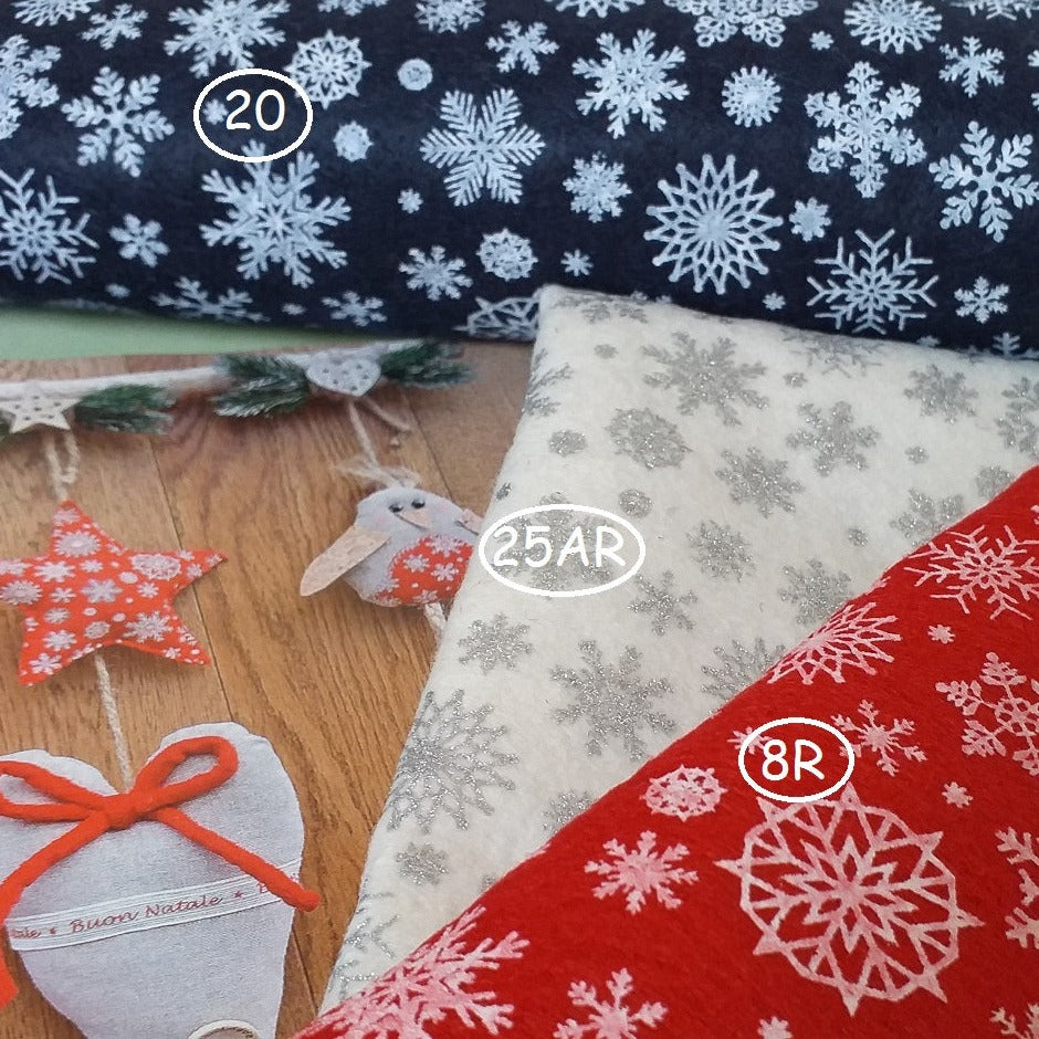 pannolenci stampato Natale feltro morbido fantasia fiocco di neve blu rosso panna argento rotoli fogli tessuto natalizio stoffa uso per decorazioni addobbi albero gnomi bambole vetrinistica packaging allestimento shop online