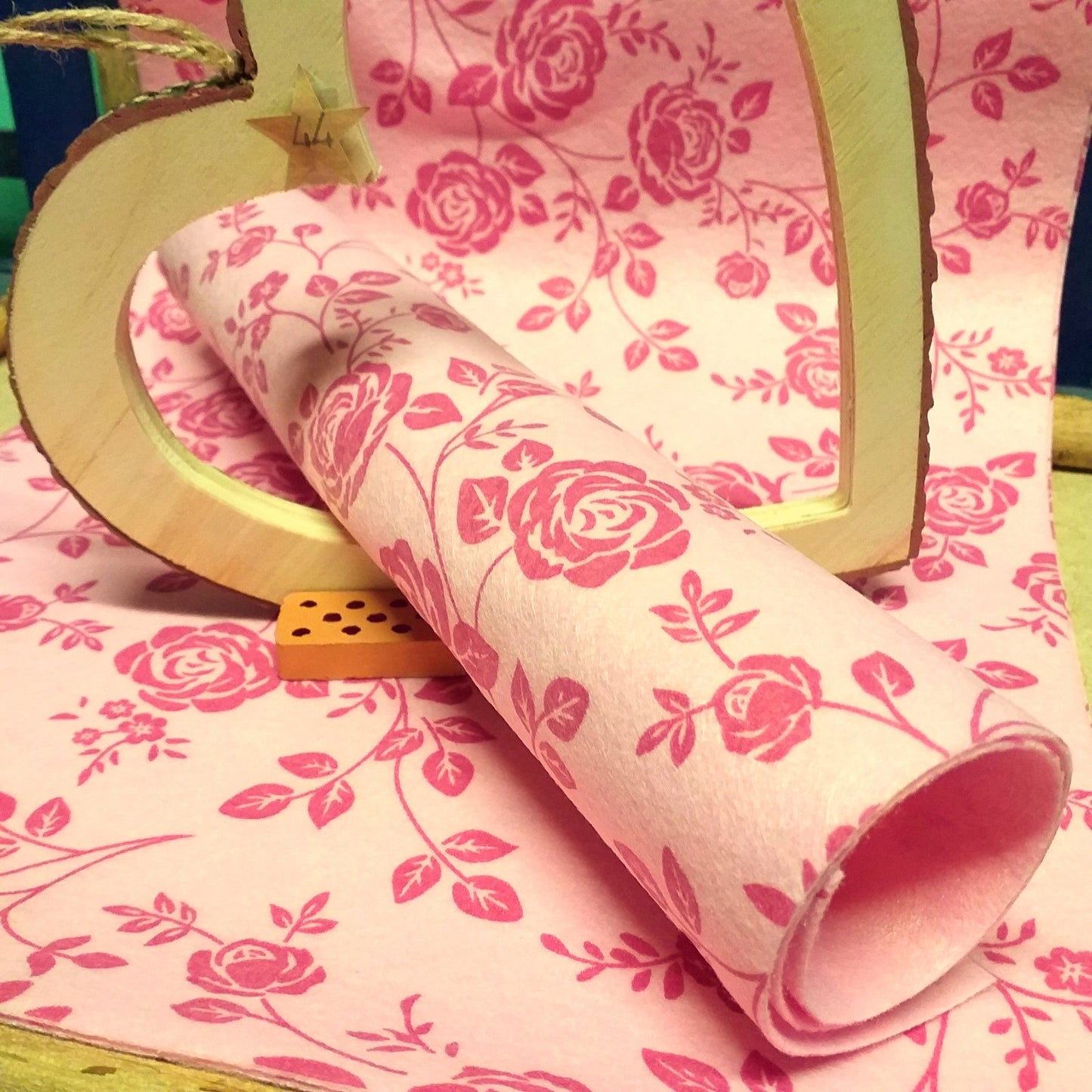 roselline rosa chiffon pannolenci morbido feltro stampato disegnato shabby fantasia uso lavoretti creativi fuoriporta fiocchi nascita coccarde bimbe addobbi natalizi decorazioni pasquali