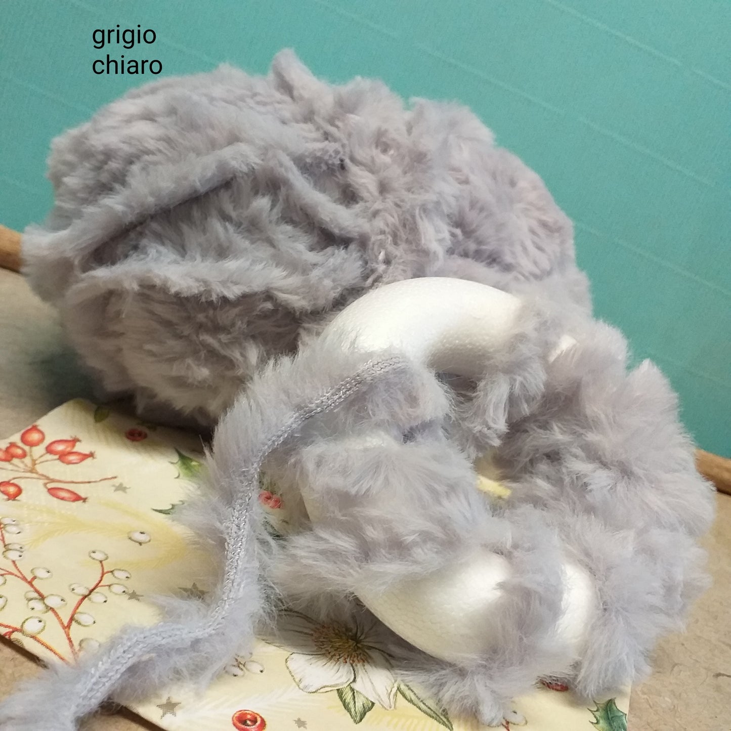 Gomitolo 100 g 60 m lana stafil cuddly grigio chiaro filato pelliccia ecologica peluche sintetico da lavorare a maglia ai ferri uncinetto uso per gilet coprispalle cappa mantella fascia capelli berretto hobbistica natale rivestire polistirolo