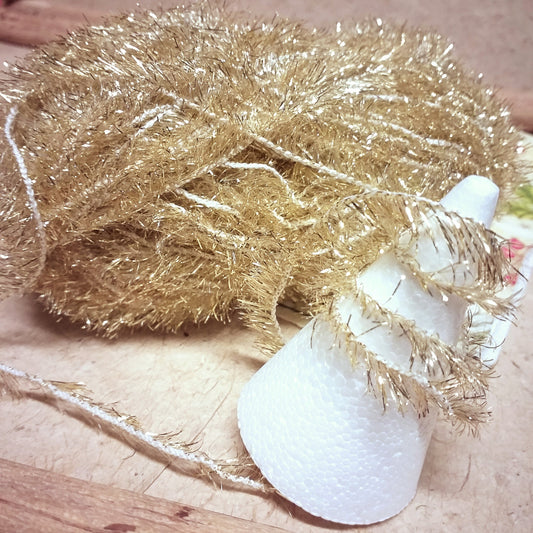 idea rivestire albero Natale cono pinetto polistirolo con filato spugna stafil lana spongy per maglia e uncinetto lame lurex oro metallizzato laminato natalizio