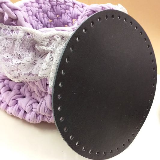 primo piano fondo ecopelle colore nero forato rotondi diametro 18 cm uso fai da te borse artigianali fettuccia uncinetto fatte a mano handmade accessori borsette spiaggia estive mare e cestini