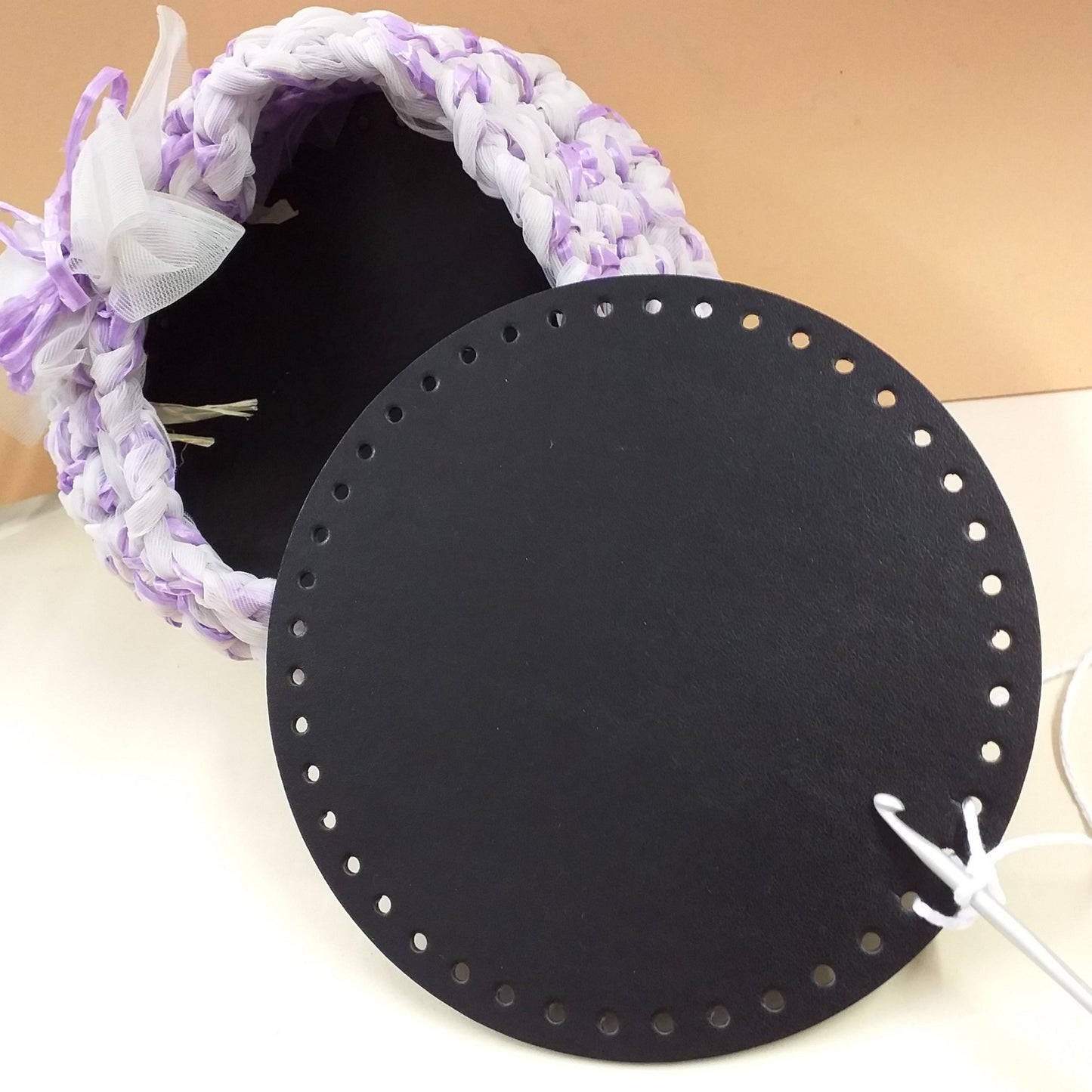 inizio lavoro come creare cestini con fondo ecopelle colore nero forato rotondi diametro 18 cm uso fai da te borse artigianali fettuccia uncinetto fatte a mano handmade accessori borsette spiaggia estive mare