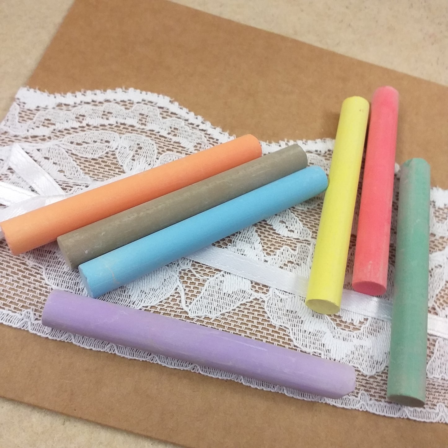 gessetti rotondi bastoncini colorati misti assortiti per pittura su fommy gomma crepla carta eva crespata o scrivere dipingere colorare lavagna di ardesia