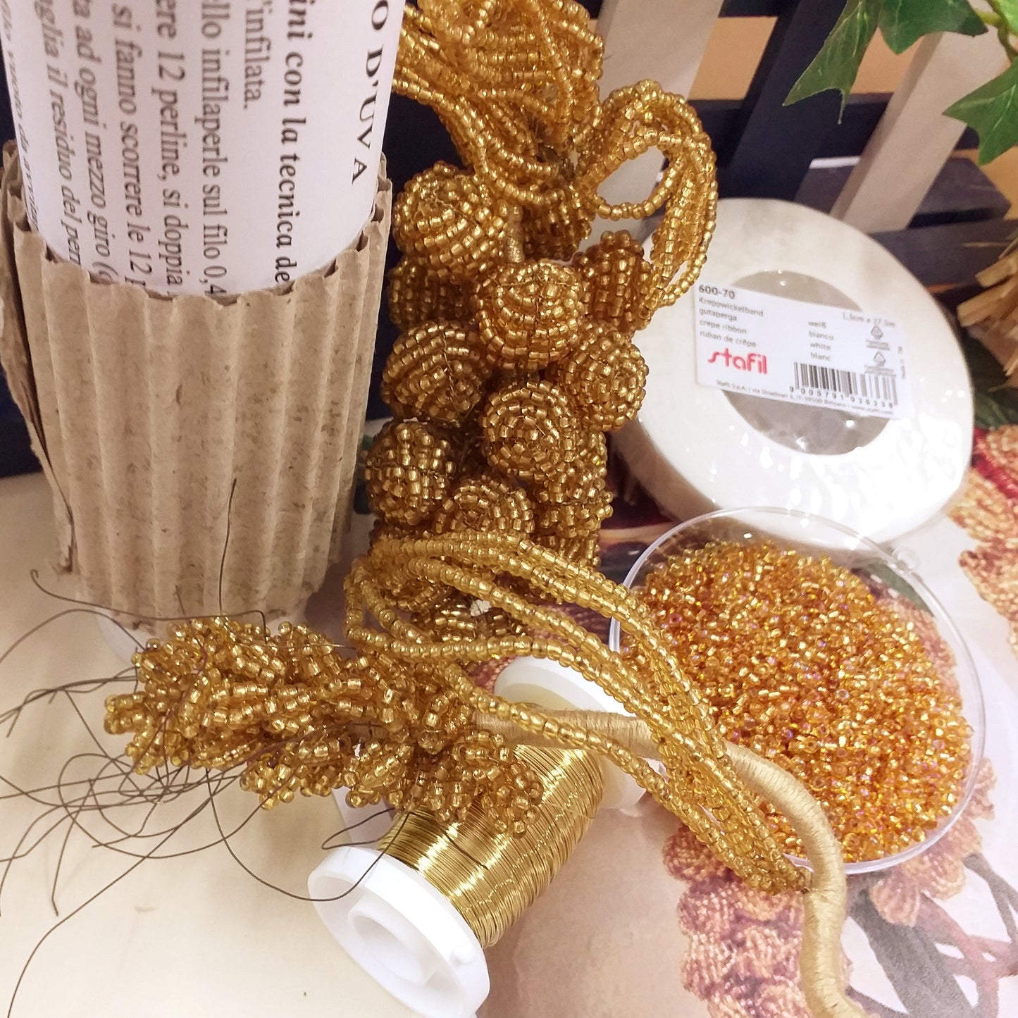 Kit Hobby lavorazione perline di vetro conteria rocailles vetrina negozio materiale e spiegazioni schemi per creare uva e spighe di perle