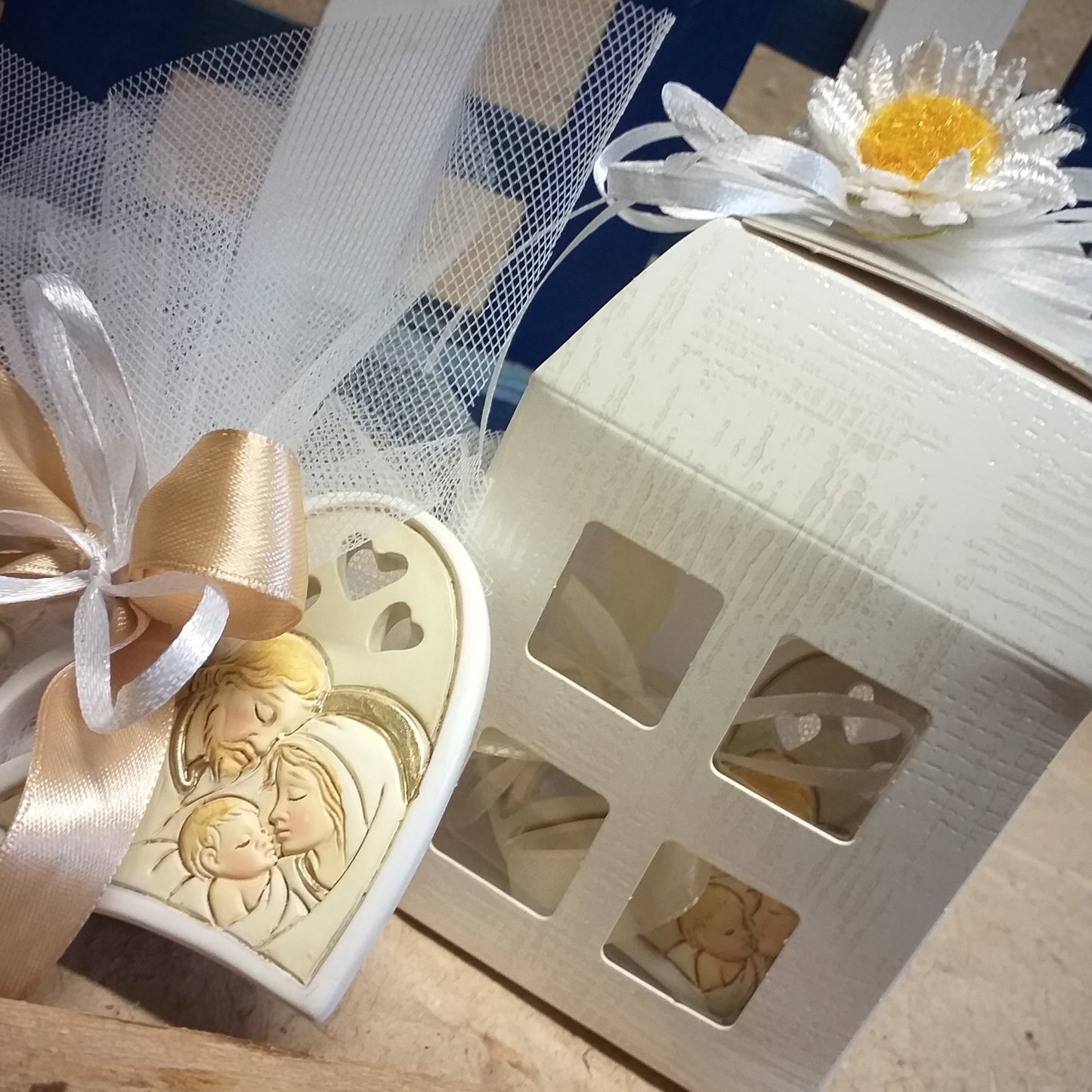 ricordini pensierini bomboniere icone religiose sacra famiglia confezionate tulle confetti bigliettino con scatole bonbonnieres lanternina decorazioni fiori margherita nastrini ideale Battesimo matrimonio comunione cresima