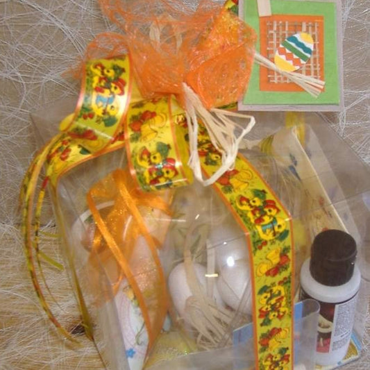Découpage confezione regalo Pasqua per bambini idee creative colla colori uova polistirolo tovagliolo