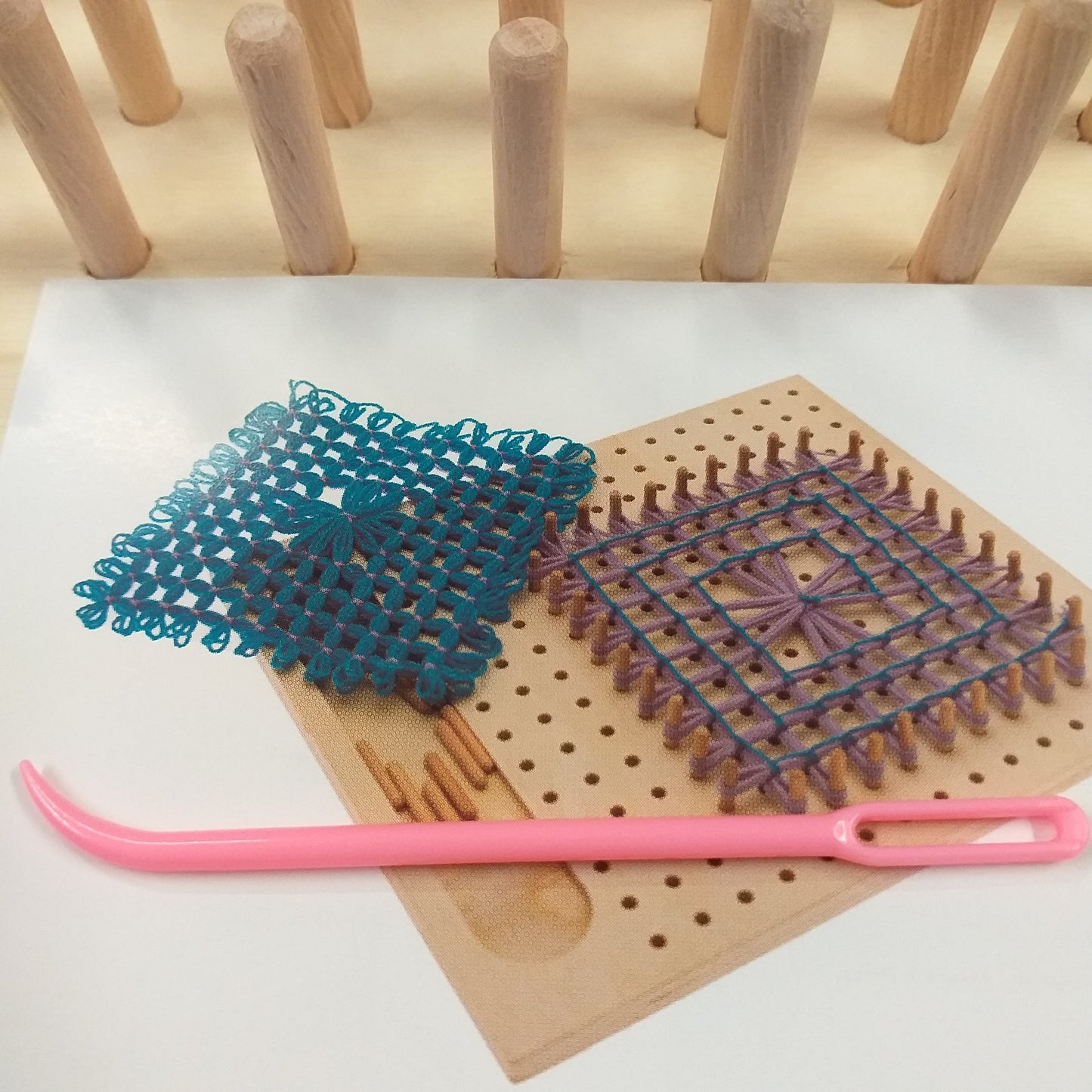 primo piano manuale di idee disegni schemi weaving pin wooden loom Stafil telaio legno di tessitura con spine bastoncini perni cosa realizzare con filo cotone rafia mattonelle granny di filato rafia con ago plastica curvo